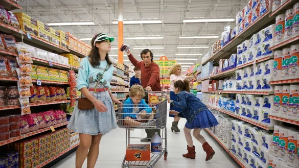 Raffey Cassidy als Denise (l-r), Dean Moore/Henry Moore als Wilder, Sam Nivola als Heinrich, Adam Driver als Jack, Greta Gerwig als Babette und May Nivola als Steffie in einer Szene aus &laquo;Wei&szlig;es Rauschen&raquo;. - &copy; Wilson Webb/Netflix/dpa