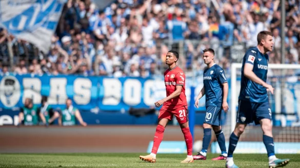 Leverkusens Amine Adli (l) geht nach einer roten Karte vom Platz. - &copy; Fabian Strauch/dpa