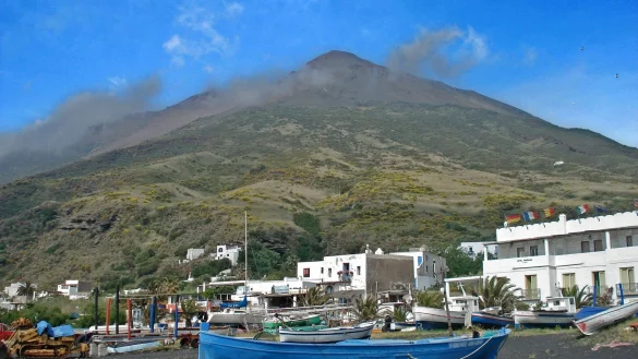 Schon die schwarzen Str&auml;nde machen deutlich, dass Stromboli eine Vulkaninsel ist. - &copy; Carola Frentzen/dpa-tmn