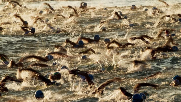 Der Triathlon-Weltverband w&uuml;rde russiche Sportler und Sportlerinnen unter neutraler Flagge wieder zu Wettk&auml;mpfen zulassen. - &copy; Marco Garcia/AP/dpa