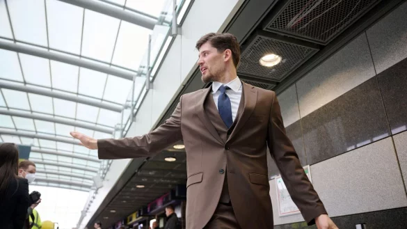 Dortmund bangt weiter um den Einsatz von Torh&uuml;ter Gregor Kobel, der bei der Abreise nach London aber dabei war. - &copy; Bernd Thissen/dpa