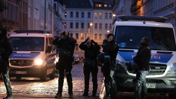 Polizisten stehen an einer Kreuzung im Leipziger Stadtteil Connewitz. - © Sebastian Willnow/dpa