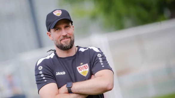 Stuttgarts Trainer Sebastian Hoene&szlig; steht auf dem Trainingsplatz. - &copy; Christoph Schmidt/dpa