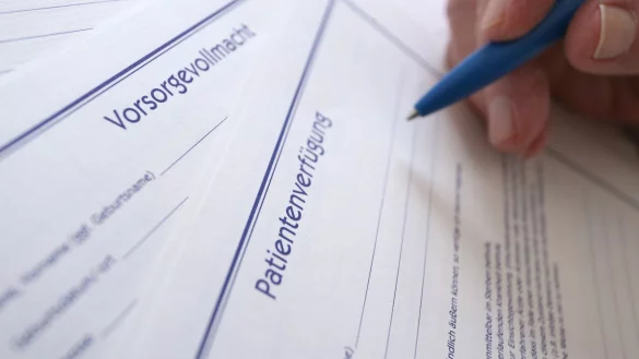 Seit Jahresbeginn gilt das neue Not- oder Ehegattenvertretungsrecht f&uuml;r medizinische Fragen. Experten raten dennoch weiter zu Patientenverf&uuml;gung und Vorsorgevollmacht. - &copy; Karl-Josef Hildenbrand/dpa/dpa-tmn
