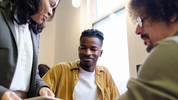 Ohne Dokumente wird es schwierig: Wer seinen ausl&auml;ndischen Berufsabschluss in Deutschland anerkennen lassen m&ouml;chte, braucht daf&uuml;r in der Regel auch die entsprechenden Zeugnisse oder Urkunden. - &copy; Angel Santana Garcia/Westend61/dpa-tmn