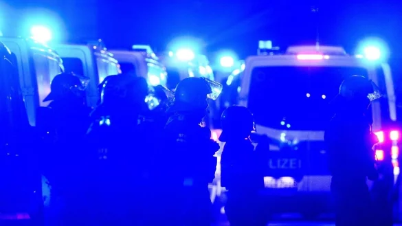 Polizisten stehen am Abend des 78. Jahrestages der Zerst&ouml;rung Dresdens im Zweiten Weltkrieg zwischen Gegendemonstranten und einem Zug von Montagsdemonstranten im Zentrum der s&auml;chsischen Landeshauptstadt. - &copy; Robert Michael/dpa