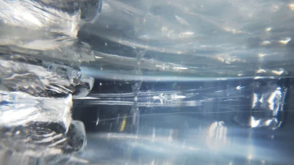 In einer Lagerhalle werden die Bruchst&uuml;cke des geborstenen Gro&szlig;aquariums &bdquo;Aquadom&ldquo; untersucht. - &copy; Michael Bahlo/dpa