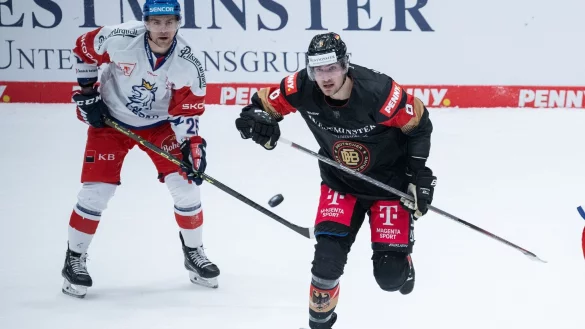Julius Karrer (r) und die DEB-Auswahl unterlagen Tschechien erneut. - &copy; Sebastian Christoph Gollnow/dpa