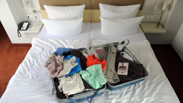 So sch&uuml;tzt man sich vor Bettwanzen: Vor der Abreise aus dem Hotel den Koffer komplett leeren und die Kleidungsst&uuml;cke aussch&uuml;tteln. - &copy; Jens Kalaene/dpa-tmn