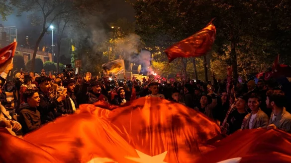 Anh&auml;nger des t&uuml;rkischen Pr&auml;sidenten Erdogan jubeln vor dem Sitz der AKP in Istanbul. - &copy; Khalil Hamra/AP/dpa