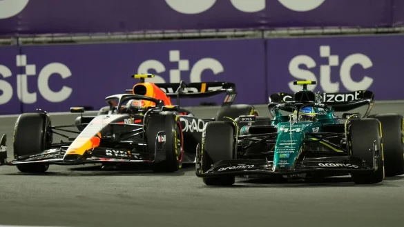 Aston-Martin-Pilot Fernando Alonso aus Spanien f&uuml;hrt beim Start. - &copy; Luca Bruno/AP