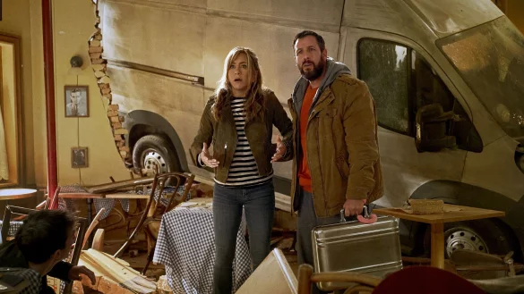 Jennifer Aniston als Audrey Spitz und Adam Sandler als Nick Spitz in einer Szene des Films "Murder Mystery 2". - &copy; Cr. Scott Yamano/Netflix/dpa