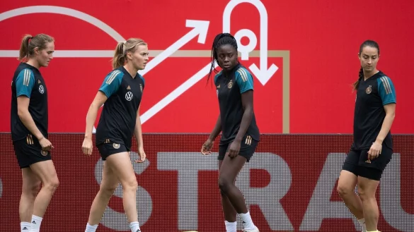 Sydney Lohmann (l-r), Laura Freigang, Nicole Anyomi und Sara D&auml;britz beim Training. - &copy; Sebastian Gollnow/dpa