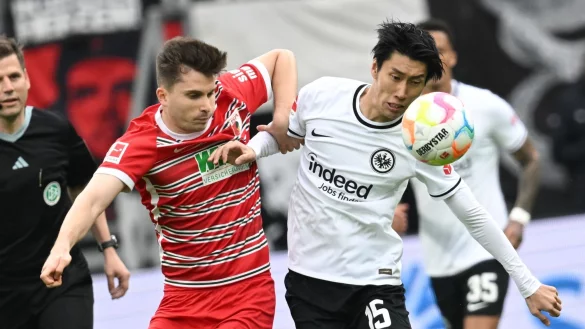 Augsburg und Frankfurt lieferten sich ein umk&auml;mpftes 1:1. - &copy; Arne Dedert/dpa