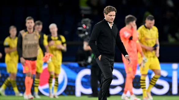 Dortmunds Trainer Edin Terzic geht nach dem Spiel entt&auml;uscht &uuml;ber den Platz. - &copy; Federico Gambarini/dpa