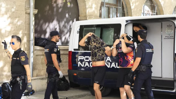 Polizisten f&uuml;hren die Verd&auml;chtigen zum Termin mit dem Haftrichter auf der Balearische Insel. - &copy; Clara Margais/dpa