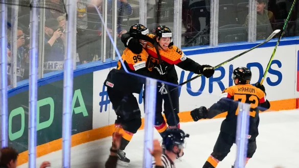 Frederik Tiffels (l) schoss Deutschland ins WM-Finale. - &copy; Pavel Golovkin/AP