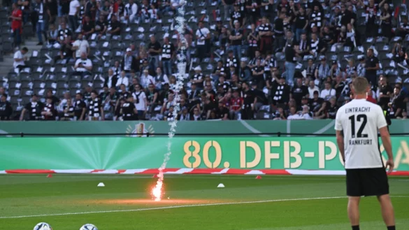 Pyrotechnik fliegt w&auml;hrend des Aufw&auml;rmens auf den Rasen. - &copy; Arne Dedert/dpa