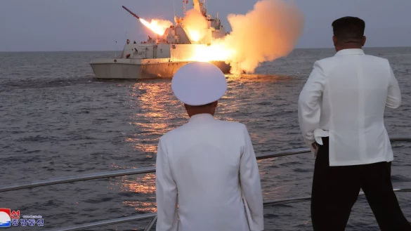 Nordkoreas Machthaber Kim Jong Un (r) bei einem Besuch einer Marine-Einheit und dem Test zum Abschuss von Marschflugk&ouml;rpern. - &copy; Uncredited/KCNA/KNS/dpa