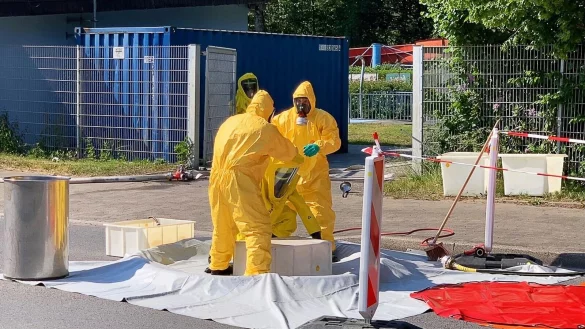 Spezialkr&auml;fte der Feuerwehr sind nach dem Chlorgas-Austritt im Freibad im Einsatz. - &copy; Markus Kl&uuml;mper/dpa
