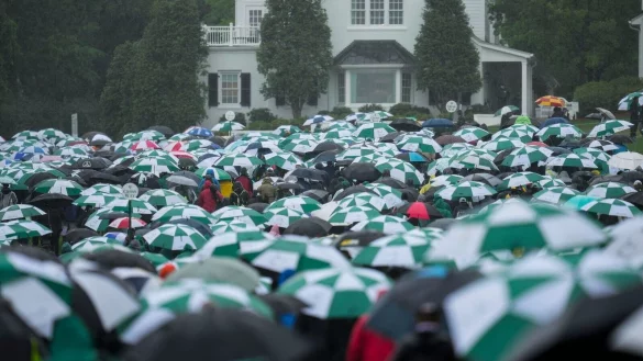Besucher verlassen den Platz, nachdem das Turnier f&uuml;r den Tag unterbrochen wurde. - &copy; Mark Baker/AP/dpa