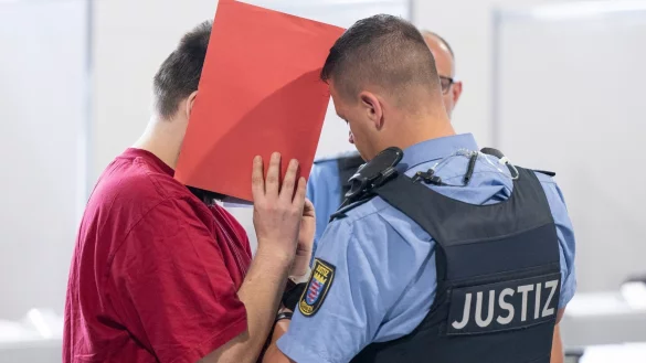 Der Angeklagte soll die 14-Jährige in einem Waldstück bei Langgöns im Landkreis Gießen versucht haben, zu vergewaltigen und soll sie schließlich erwürgt habe. - © Boris Roessler/dpa