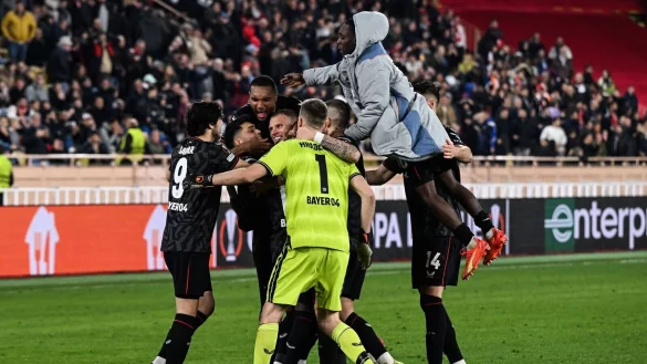 Leverkusens Spieler bejubeln den Sieg nach dem Elfmeterschie&szlig;en. - &copy; Federico Gambarini/dpa