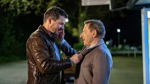 V&ouml;llig zugedr&ouml;hnt ist Thorsten Lannert (Richy M&uuml;ller) in sehr zutraulicher Stimmung. Sebastian Bootz (Felix Klare) wundert sich. - &copy; Christian Koch/SWR/dpa