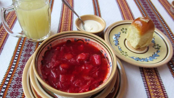 Roter Borschtsch steht auf einem Tisch. - &copy; Andreas Stein/dpa/Archivbild