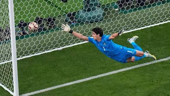 Marokkos Torh&uuml;ter Yassine Bounou soll Kandidat beim FC Bayern sein. - &copy; Pavel Golovkin/AP/dpa