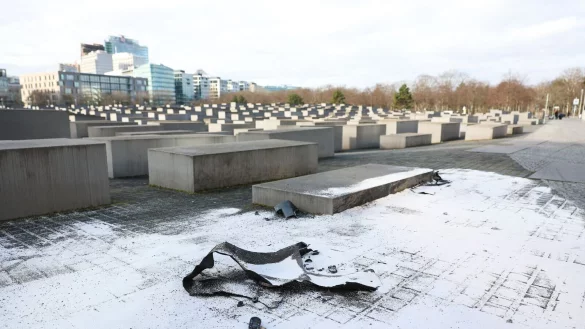 Nach dem Unfall: Tr&uuml;mmerteile des Autos am Berliner Holocaust-Mahnmal. - &copy; Joerg Carstensen/dpa