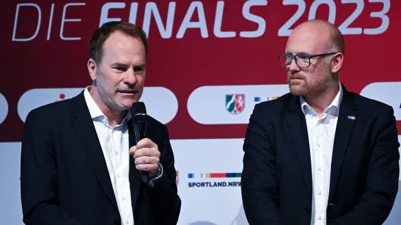 Stephan Keller (CDU, l), Oberb&uuml;rgermeister von D&uuml;sseldorf, und S&ouml;ren Link (SPD), Oberb&uuml;rgermeister von Duisburg, nehmen an der Pressekonferenz zum Multisportevent &laquo;Die Finals&raquo; teil. - &copy; Federico Gambarini/dpa