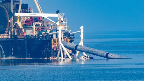 Auf dem Pipeline-Verlegeschiff &laquo;Castoro 10&raquo; vor dem Strand von Lubmin bauen Fachleute an der Anbindungspipeline des umstrittenen R&uuml;gener Fl&uuml;ssigerdgas-Terminals in Mukran. - &copy; Stefan Sauer/dpa