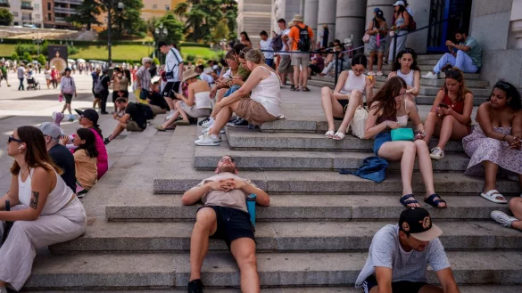 Menschen ruhen sich an einem hei&szlig;en und sonnigen Sommertag in Madrid aus. - &copy; Manu Fernandez/AP/dpa