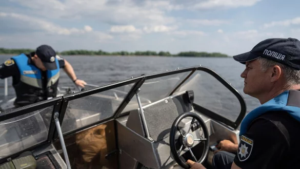 Polizisten bei der Patrouille im Bereich des Kachowka-Stausees am Fluss Dnipro. - &copy; Evgeniy Maloletka/AP/dpa
