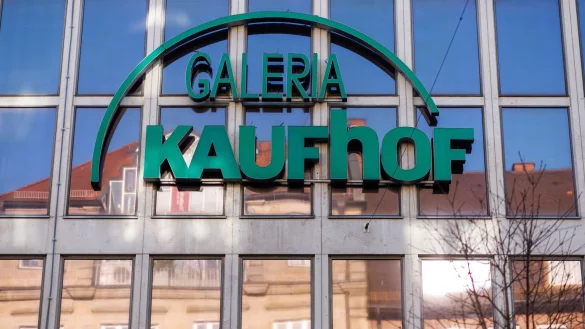 Das Logo h&auml;ngt an einer Galeria Kaufhof-Filiale. - &copy; Daniel Karmann/dpa