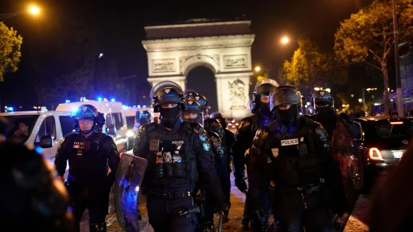 Polizisten patrouillieren vor dem Arc de Triomphe auf den Champs &Eacute;lys&eacute;es. - &copy; Christophe Ena/AP