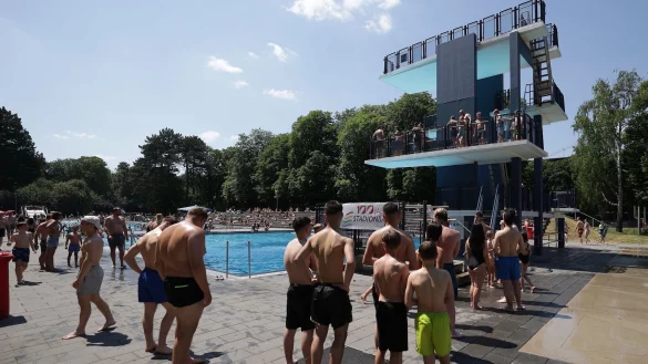Eine Schlange vor dem Sprungturm: Der Andrang bei Hitze ist im Freibad f&uuml;r gew&ouml;hnlich gro&szlig;. - &copy; David Young/dpa