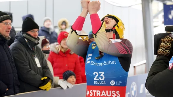 Rodlerin Dajana Eitberger jubelt nach ihrem Sieg in Sigulda. - &copy; Roman Koksarov/AP/dpa
