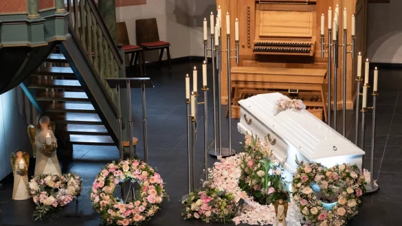 Der Sarg von Luise steht in der evangelischen Kirche in Freudenberg, in der der Trauergottesdienst stattfindet. - © -/Evangelische Kirchengemeinde Freudenberg/dpa