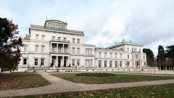 Blick auf die Villa H&uuml;gel im Essener Stadtteil Bredeney. - &copy; Fabian Strauch/dpa/Archivbild