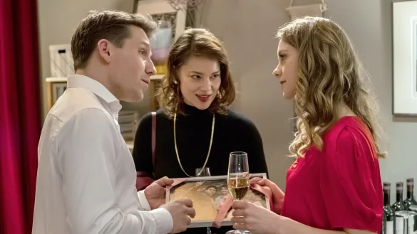 Auf der Geburtstagsparty von Alexander (Hanno Koffler, l) mit seiner Frau Jana (Anna Unterberger, r) und Andrea (Britta Hammelstein). - &copy; Gordon Muehle/ZDF/ARTE/dpa