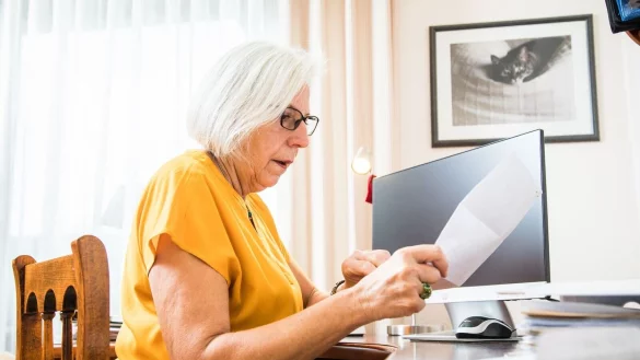 Genau hinschauen: Pr&auml;miensparer, die jetzt ein Vergleichsangebot von ihrer Bank erhalten, sollten nicht voreilig unterschreiben. - &copy; Christin Klose/dpa-tmn
