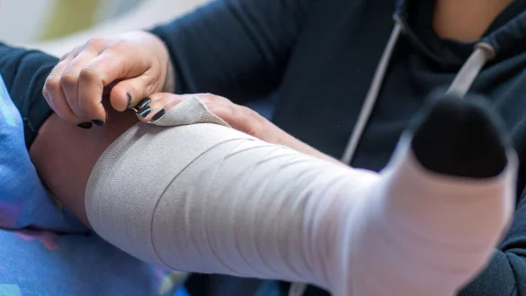 Eine Pflegesch&uuml;lerin legt bei einer Mitsch&uuml;lerin, die eine zu pflegende Person spielt, einen Thrombose-Verband an. - &copy; Jens B&uuml;ttner/dpa-Zentralbild/dpa