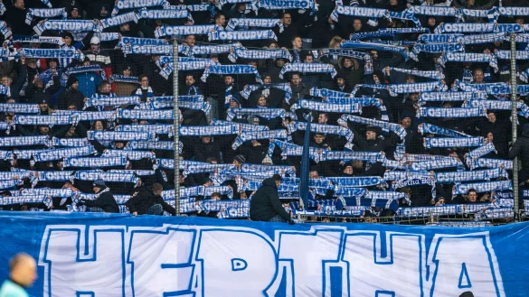 Die Berliner Fans feiern auf der Trib&uuml;ne. - &copy; David Inderlied/dpa/Archivbild