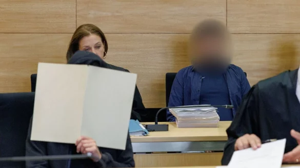 Zwei Angeklagte (vorne l und hinten r) im Gerichtssaal im Landgericht Bielefeld. - &copy; Friso Gentsch/dpa