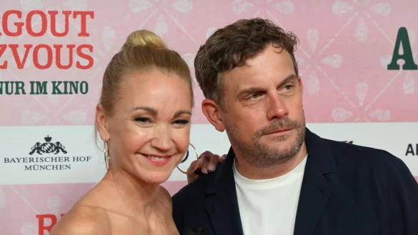 Lisa Maria Potthoff und Sebastian Bezzel bei der Premiere von «Rehragout-Rendezvous» in München. - © Felix Hörhager/dpa