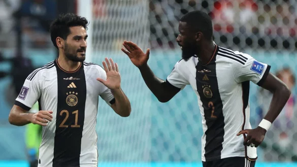 Bundestrainer Hansi Flick holt Ilkay Gündogan (l) und Antonio Rüdigerbeide offenbar in sein Aufgebot für die Juni-Länderspiele zurück. - © Christian Charisius/dpa