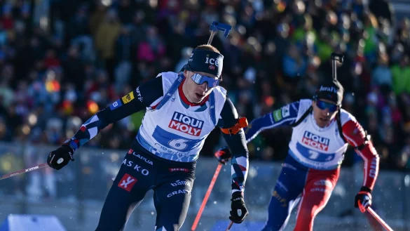Auf der Verfolgung: Quentin Fillon Maillet (l) hinter Johannes Thingnes B&ouml;. - &copy; Hendrik Schmidt/dpa