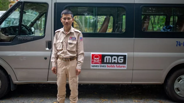 Thai Van Ninh arbeitet seit 2015 f&uuml;r MAG. Als er sechs Jahre alt war, wurde sein 12-j&auml;hriger Bruder auf dem Heimweg von der Schule durch nicht explodierte Sprengk&ouml;rper get&ouml;tet. - &copy; Chris Humphrey/dpa